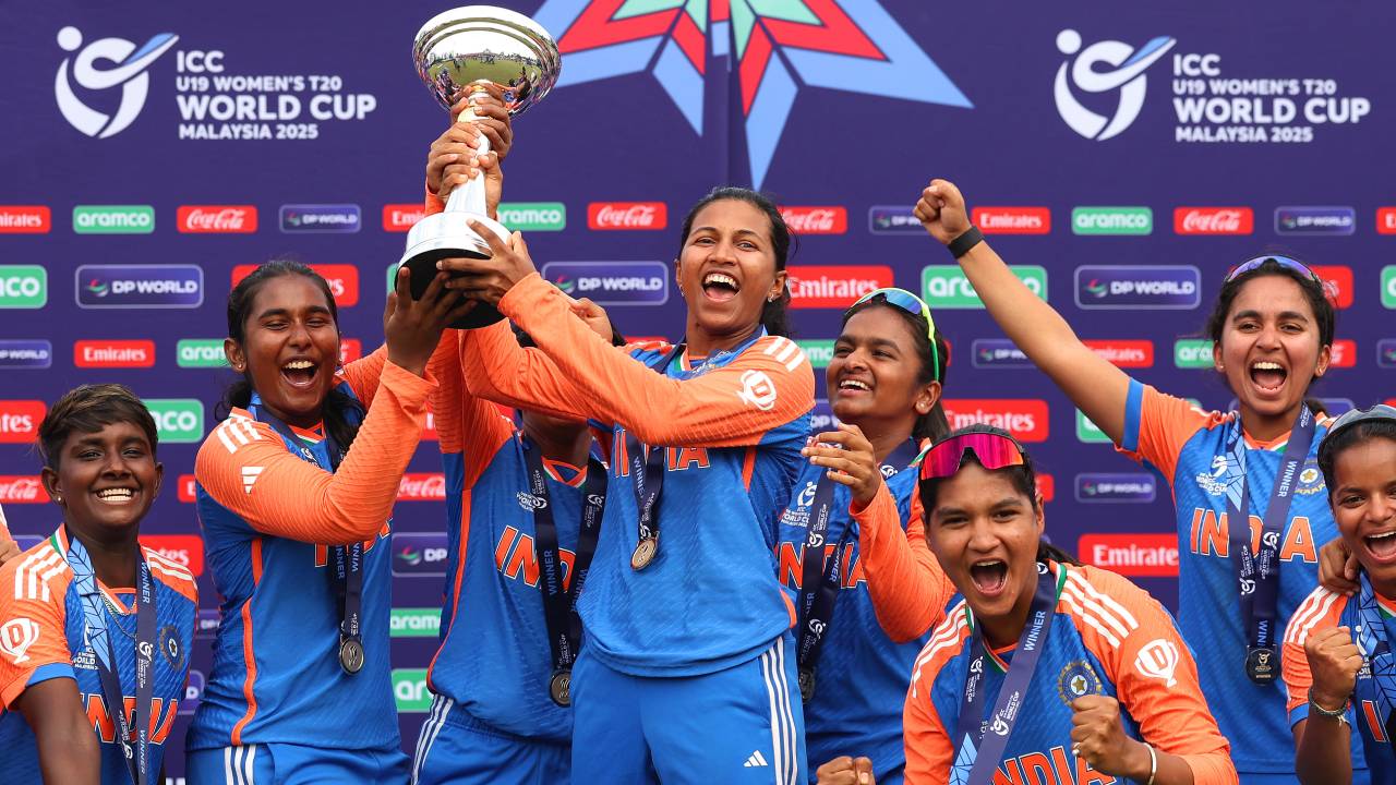 BCCI : టీ20 ప్రపంచకప్ విజేతపై కోట్ల వర్షం.. బీసీసీఐ భారీ నజరానా.. ఎంతంటే? BCCI : టీ20 ప్రపంచకప్ విజేతపై కోట్ల వర్షం.. బీసీసీఐ భారీ నజరానా.. ఎంతంటే?