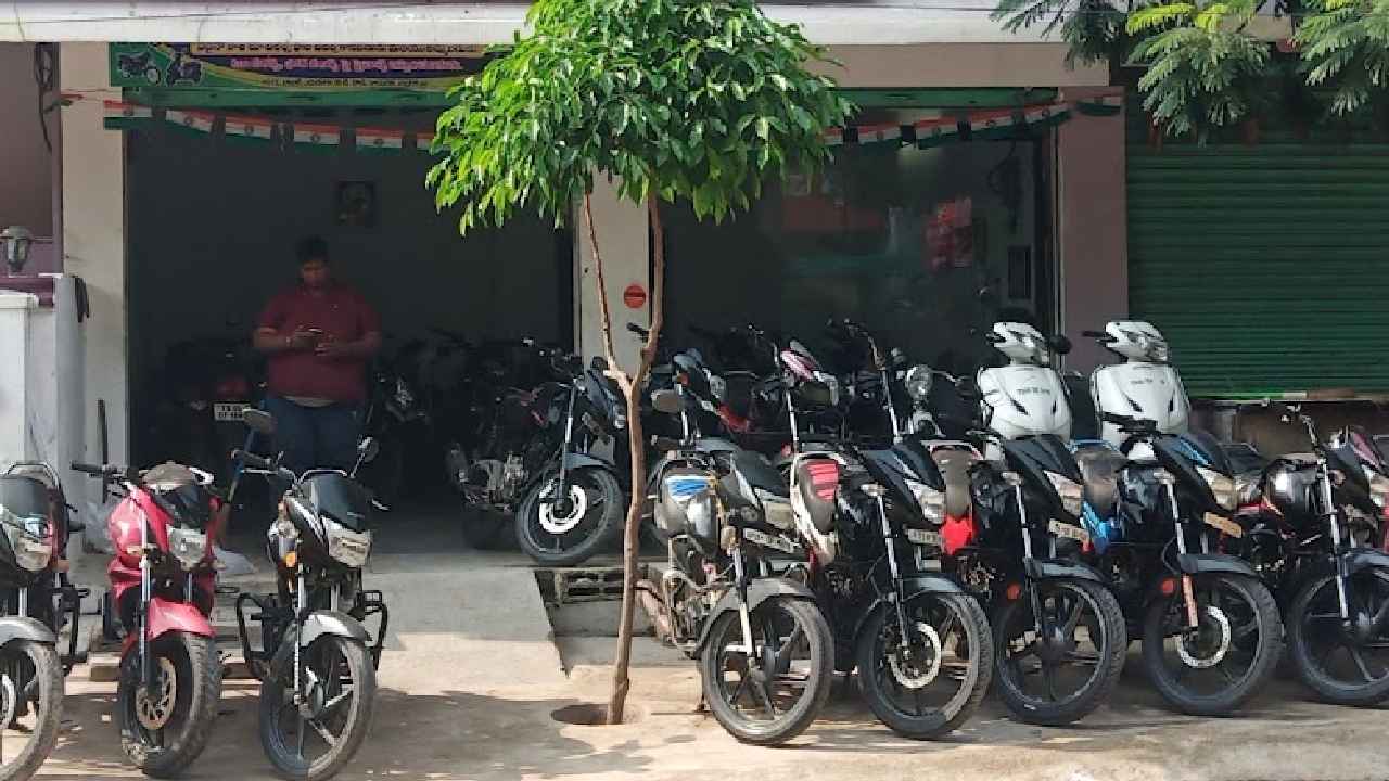 Armoor Bike Scam : ఇదేందిది… ఇదెక్కడి బైక్ స్కామ్రా నాయనా.. సినిమాల్లో కూడా చూడలేదు.. Armoor Bike Scam : ఇదేందిది… ఇదెక్కడి బైక్ స్కామ్రా నాయనా.. సినిమాల్లో కూడా చూడలేదు..