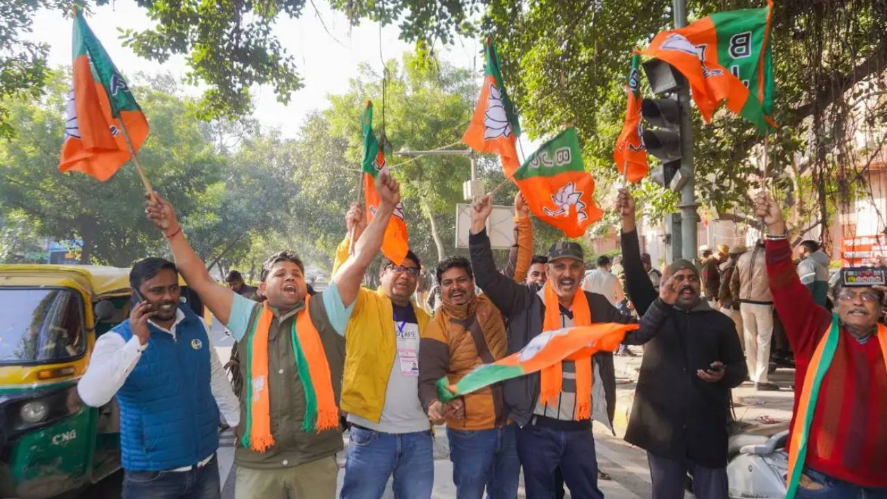 Delhi Election Results : ఢిల్లీ ఫలితాల్లో మ్యాజిక్ ఫిగర్ దాటేసిన బీజేపీ.. పార్టీ ఆఫీసులో మొదలైన సంబరాలు..! Delhi Election Results : ఢిల్లీ ఫలితాల్లో మ్యాజిక్ ఫిగర్ దాటేసిన బీజేపీ.. పార్టీ ఆఫీసులో మొదలైన సంబరాలు..!