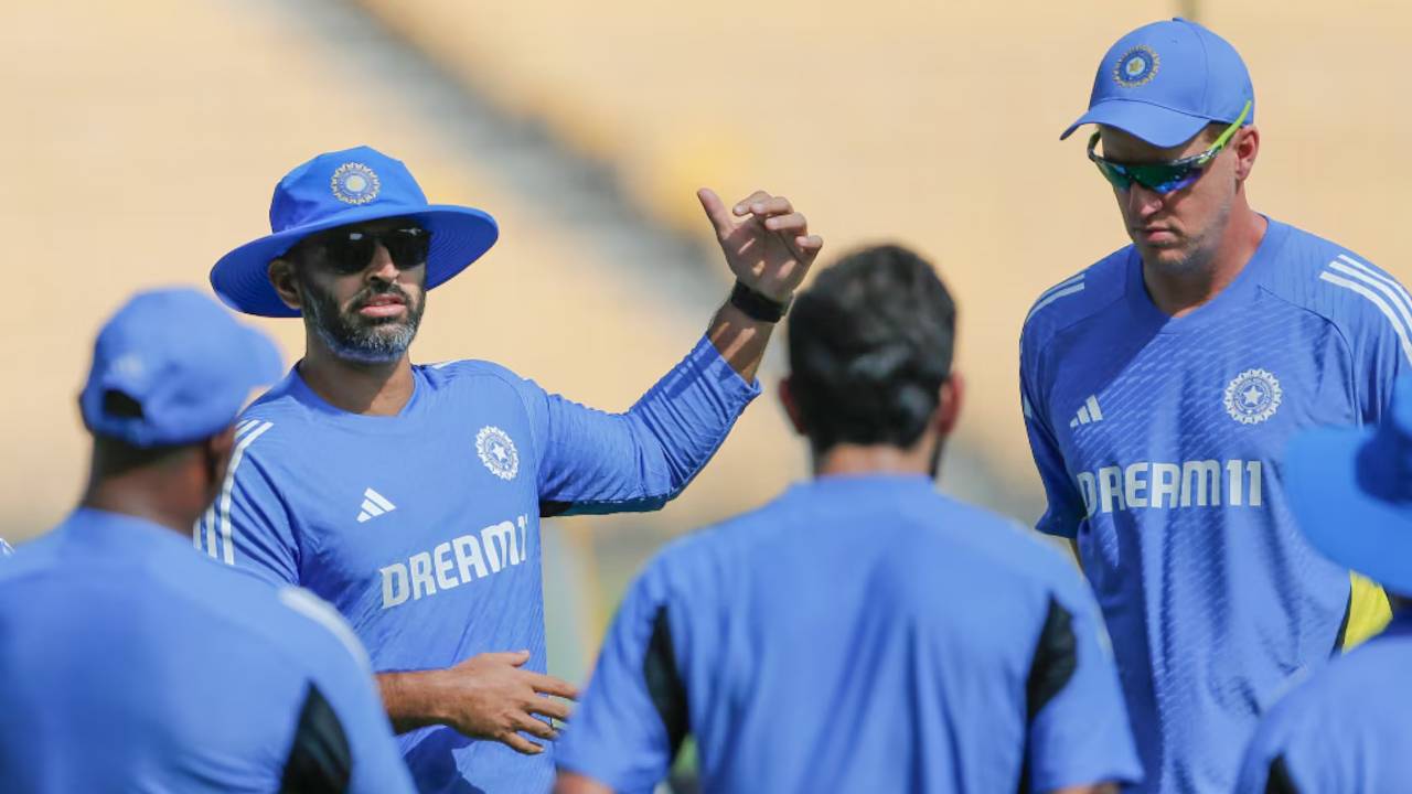 Champions Trophy: ఛాంపియన్స్ ట్రోఫీ వేళ టీమిండియాకు బిగ్ షాక్.. అసలే బౌలింగ్ పై ఆందోళన.. ఇప్పుడు మళ్లీ.. Champions Trophy: ఛాంపియన్స్ ట్రోఫీ వేళ టీమిండియాకు బిగ్ షాక్.. అసలే బౌలింగ్ పై ఆందోళన.. ఇప్పుడు మళ్లీ..