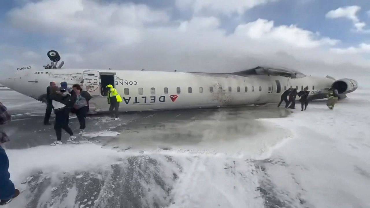 Delta Airlines: బాబోయ్.. ల్యాండింగ్ సమయంలో అదుపుతప్పి బోల్తాకొట్టిన విమానం.. అందులో 80మంది ప్రయాణికులు.. వీడియో వైరల్ Delta Airlines: బాబోయ్.. ల్యాండింగ్ సమయంలో అదుపుతప్పి బోల్తాకొట్టిన విమానం.. అందులో 80మంది ప్రయాణికులు.. వీడియో వైరల్