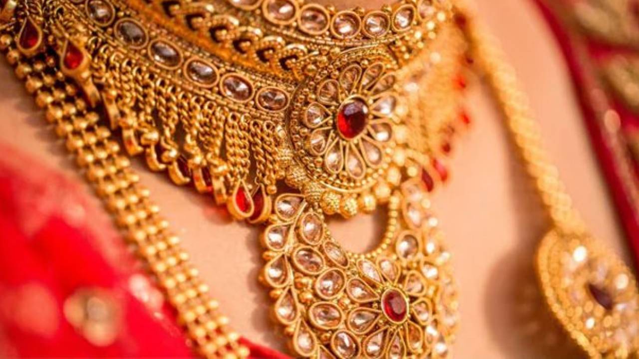 Gold Rates Today : గోల్డ్ రేట్స్ రయ్ రయ్.. రప్పా రప్పా దూసుకెళ్లిపోతుంది.. ఇవాళ్టి రేట్లు చూడండి.. Gold Rates Today : గోల్డ్ రేట్స్ రయ్ రయ్.. రప్పా రప్పా దూసుకెళ్లిపోతుంది.. ఇవాళ్టి రేట్లు చూడండి..