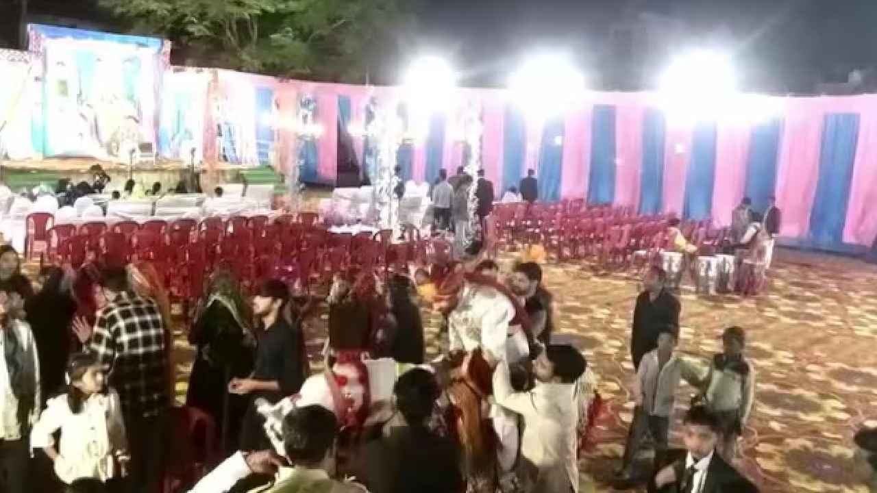 Groom Collapses : పెళ్లిలో తీవ్ర విషాదం.. గుర్రం ఎక్కిన కాసేపటికే పెళ్లి కొడుకు మృతి.. షాక్ లో బంధుమిత్రులు, గెస్టులు.. Groom Collapses : పెళ్లిలో తీవ్ర విషాదం.. గుర్రం ఎక్కిన కాసేపటికే పెళ్లి కొడుకు మృతి.. షాక్ లో బంధుమిత్రులు, గెస్టులు..