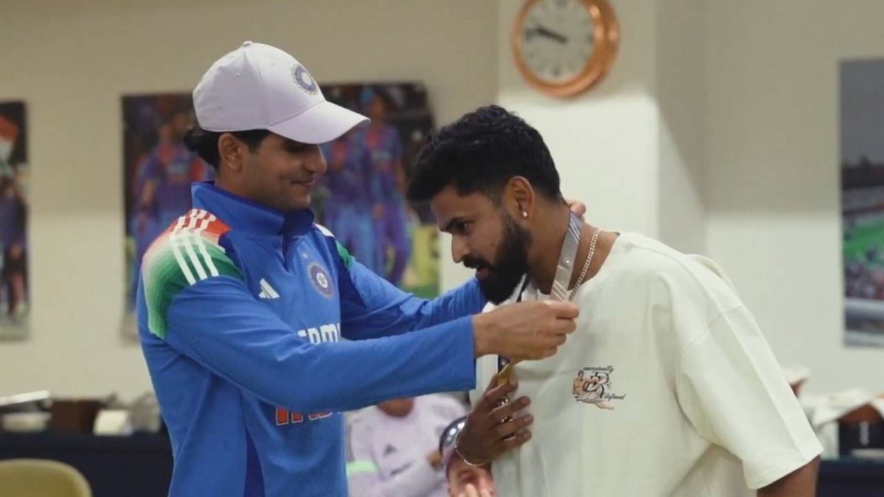 IND vs ENG : ఇంగ్లాండ్తో వన్డే సిరీస్.. బెస్ట్ ఫీల్డర్ ఆఫ్ ది సిరీస్ అవార్డు ఎవరికో తెలుసా? IND vs ENG : ఇంగ్లాండ్తో వన్డే సిరీస్.. బెస్ట్ ఫీల్డర్ ఆఫ్ ది సిరీస్ అవార్డు ఎవరికో తెలుసా?