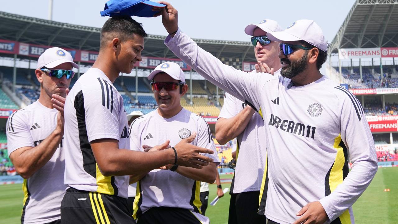 IND vs ENG: ఇంగ్లాండ్తో తొలి వన్డే.. కోహ్లీ లేకుండానే బరిలోకి టీమిండియా.. ఇద్దరు యువ ప్లేయర్లు అరంగేట్రం IND vs ENG: ఇంగ్లాండ్తో తొలి వన్డే.. కోహ్లీ లేకుండానే బరిలోకి టీమిండియా.. ఇద్దరు యువ ప్లేయర్లు అరంగేట్రం