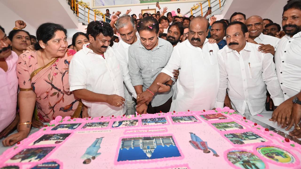 ఎవర్ని కదిపినా ఒక్కటే మాట.. మళ్లీ కేసీఆర్ సీఎం కావాలంటున్నారు.. కేసీఆర్ బర్త్ డే వేడుకల్లో కేటీఆర్, హరీశ్ రావు ఎవర్ని కదిపినా ఒక్కటే మాట.. మళ్లీ కేసీఆర్ సీఎం కావాలంటున్నారు.. కేసీఆర్ బర్త్ డే వేడుకల్లో కేటీఆర్, హరీశ్ రావు