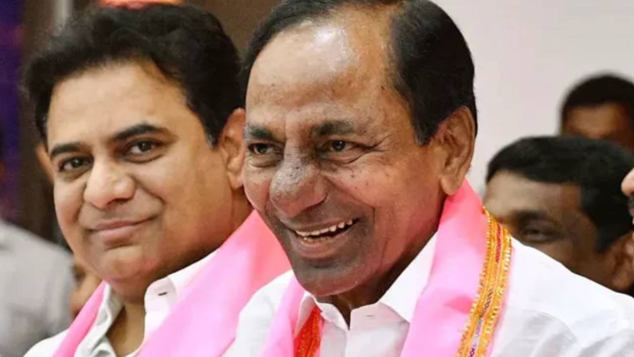 KTR : మన ‘చంద్రుడు’ మబ్బుల్లోకి వెళ్లాడంతే.. మళ్లీ వచ్చేది మన ప్రభుత్వమే.. కేసీఆర్ సీఎం పక్కా : కేటీఆర్ కామెంట్స్! KTR : మన ‘చంద్రుడు’ మబ్బుల్లోకి వెళ్లాడంతే.. మళ్లీ వచ్చేది మన ప్రభుత్వమే.. కేసీఆర్ సీఎం పక్కా : కేటీఆర్ కామెంట్స్!