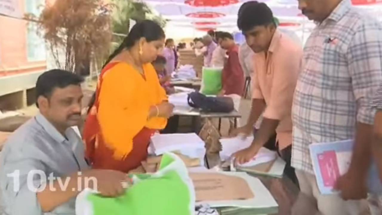 MLC Elections: ఏపీ, తెలంగాణ రాష్ట్రాల్లో ప్రారంభమైన ఎమ్మెల్సీ ఎన్నికల పోలింగ్.. ప్రధాన పోటీ వారి మధ్యే.. MLC Elections: ఏపీ, తెలంగాణ రాష్ట్రాల్లో ప్రారంభమైన ఎమ్మెల్సీ ఎన్నికల పోలింగ్.. ప్రధాన పోటీ వారి మధ్యే..