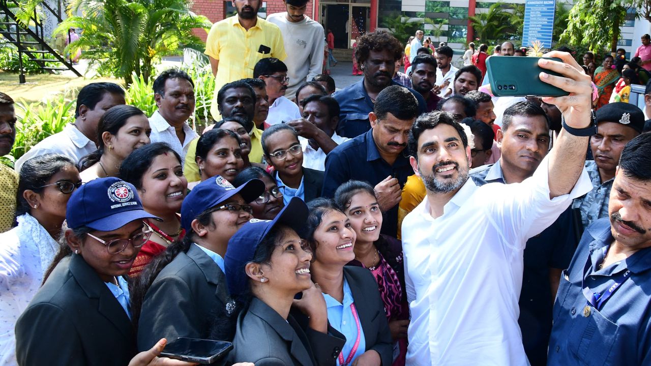 Nara Lokesh: ఫీజు రీయింబర్స్మెంట్ డబ్బులపై నారా లోకేశ్ కీలక ప్రకటన.. Nara Lokesh: ఫీజు రీయింబర్స్మెంట్ డబ్బులపై నారా లోకేశ్ కీలక ప్రకటన..