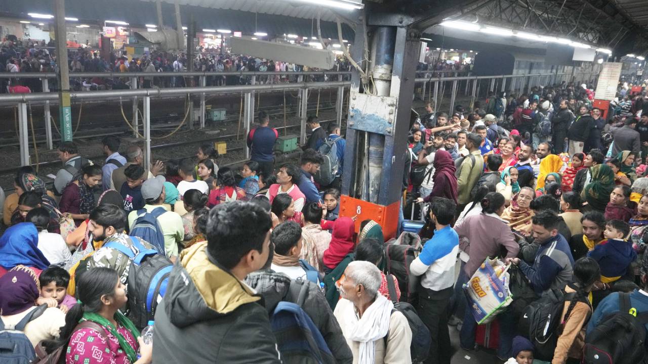 Delhi Railway Station: ఢిల్లీ రైల్వే స్టేషన్లో విషాదం.. కుంభమేళా యాత్రికుల రద్దీతో తొక్కిసలాట.. 18మంది మృతి.. Delhi Railway Station: ఢిల్లీ రైల్వే స్టేషన్లో విషాదం.. కుంభమేళా యాత్రికుల రద్దీతో తొక్కిసలాట.. 18మంది మృతి..
