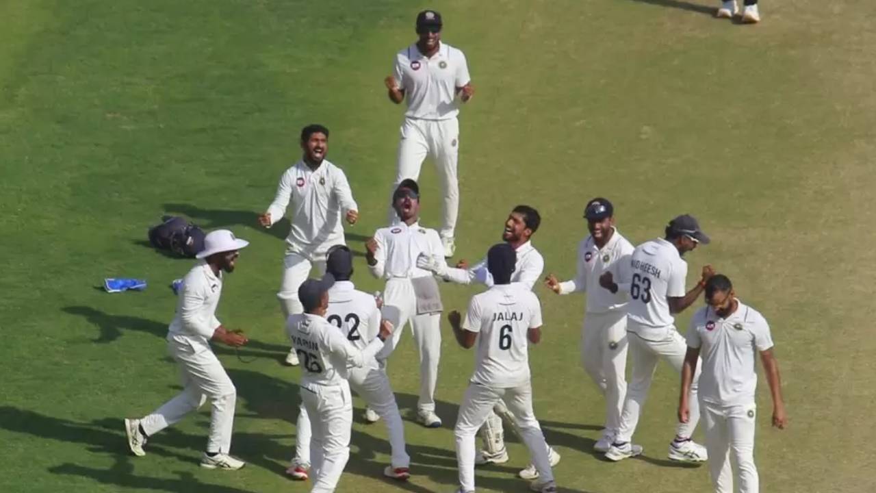 Ranji Trophy: అయ్యో.. ‘హెల్మెట్’ ఎంత పనిచేసింది.. 68ఏళ్లలో తొలిసారి.. హిస్టరీ క్రియేట్ చేసిన కేరళ.. వీడియో వైరల్ Ranji Trophy: అయ్యో.. ‘హెల్మెట్’ ఎంత పనిచేసింది.. 68ఏళ్లలో తొలిసారి.. హిస్టరీ క్రియేట్ చేసిన కేరళ.. వీడియో వైరల్
