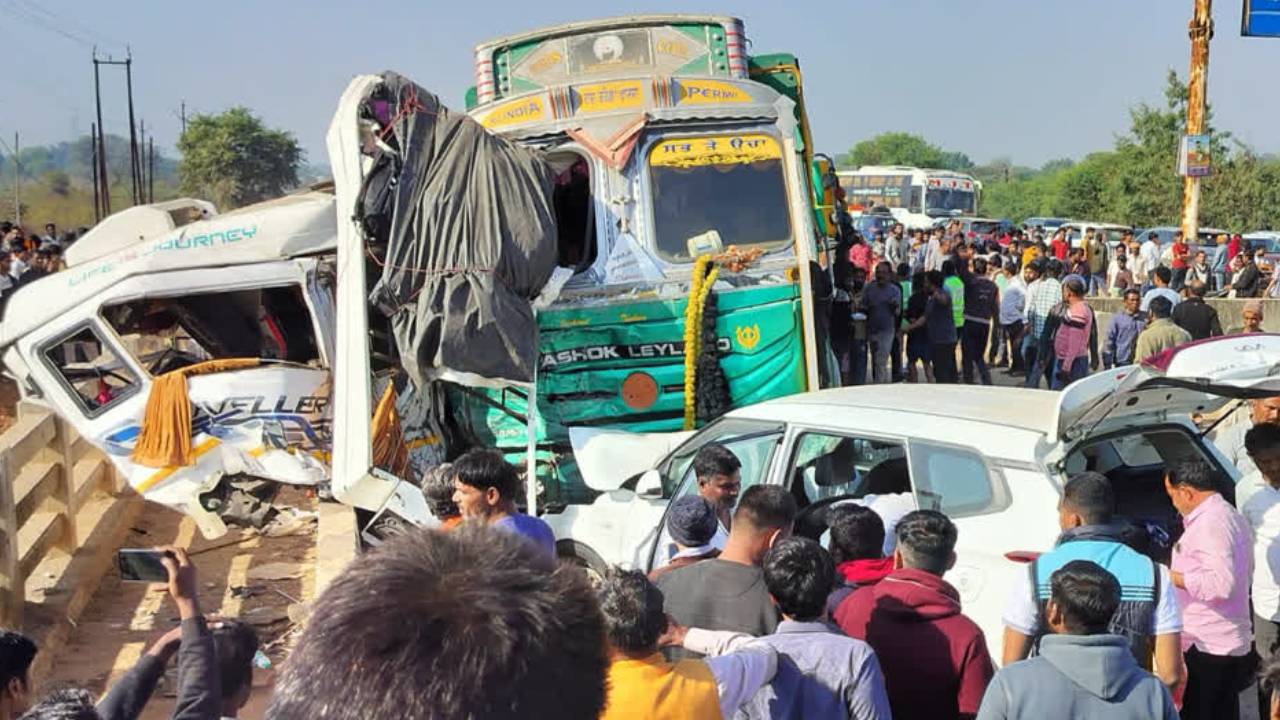 Road Accident: కుంభమేళా నుంచి తిరిగొస్తుండగా రోడ్డు ప్రమాదం.. ఏడుగురు నాచారం వాసులు మృతి Road Accident: కుంభమేళా నుంచి తిరిగొస్తుండగా రోడ్డు ప్రమాదం.. ఏడుగురు నాచారం వాసులు మృతి