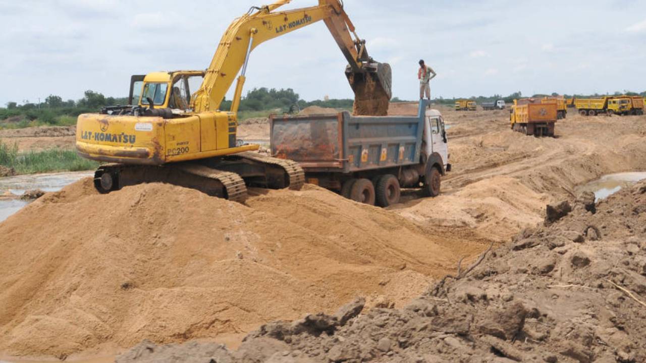Sand Door Delivery: తెలంగాణలో ఇసుక డోర్ డెలివరీ.. ఎలా బుక్ చేసుకోవాలి.. ఎప్పటి నుంచి వస్తుంది..? Sand Door Delivery: తెలంగాణలో ఇసుక డోర్ డెలివరీ.. ఎలా బుక్ చేసుకోవాలి.. ఎప్పటి నుంచి వస్తుంది..?