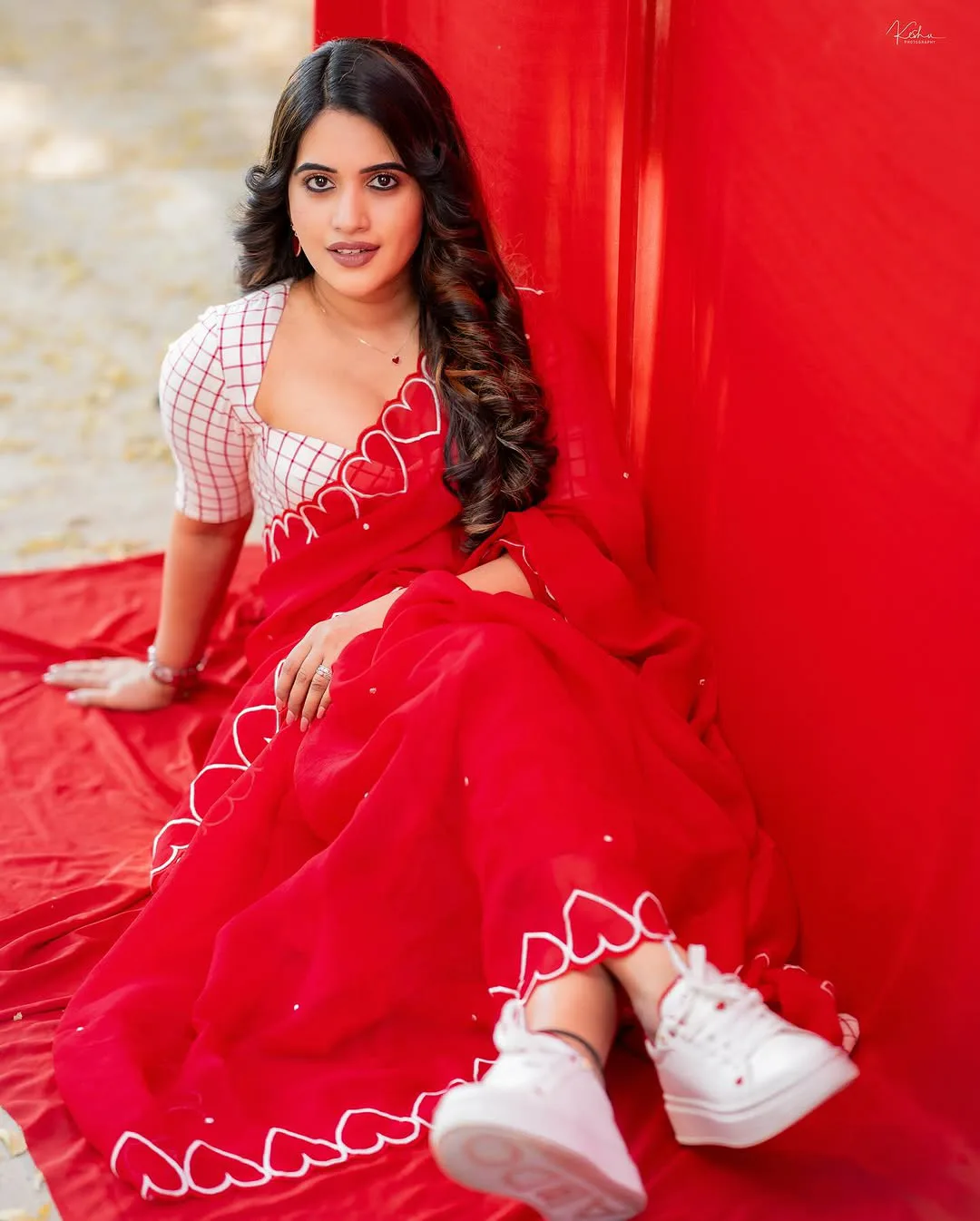 Anchor Sravanthi Chokarapu Mesmerizing Looks in Saree