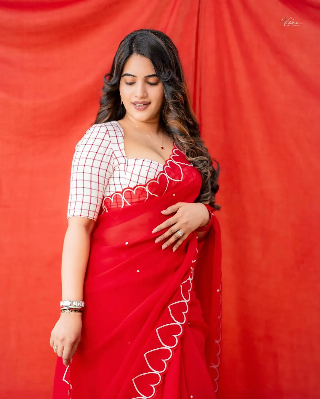 Anchor Sravanthi Chokarapu Mesmerizing Looks in Saree