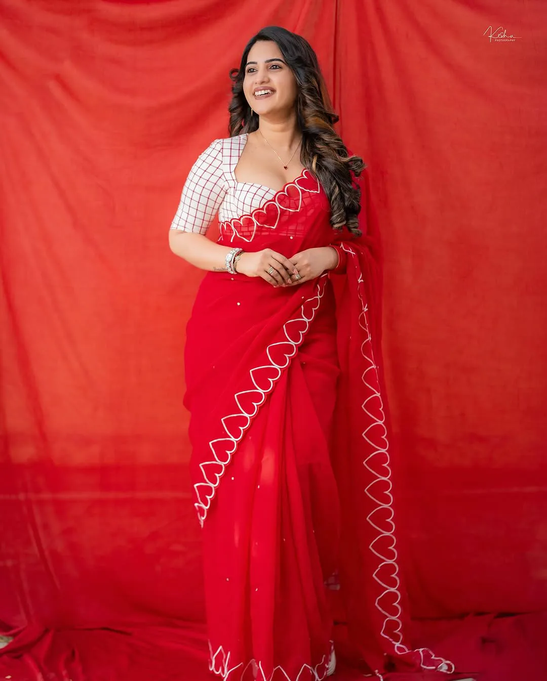 Anchor Sravanthi Chokarapu Mesmerizing Looks in Saree