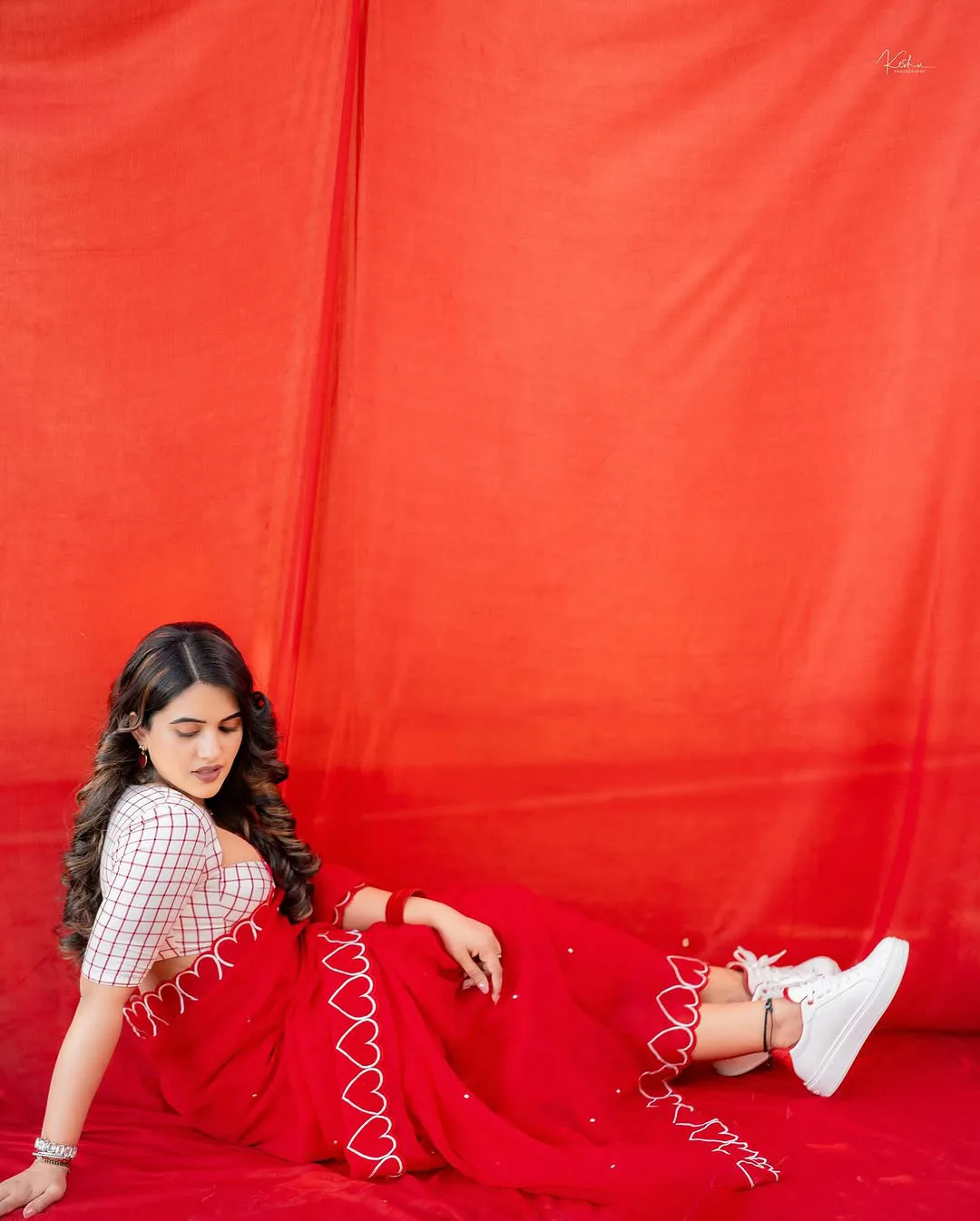 Anchor Sravanthi Chokarapu Mesmerizing Looks in Saree