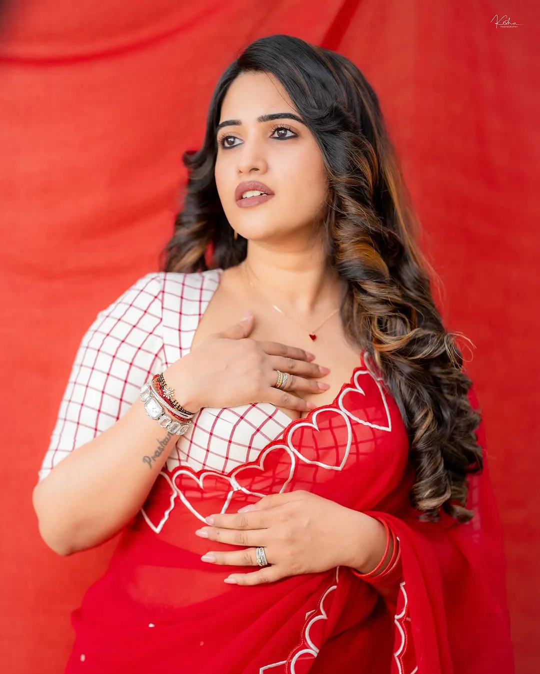 Anchor Sravanthi Chokarapu Mesmerizing Looks in Saree