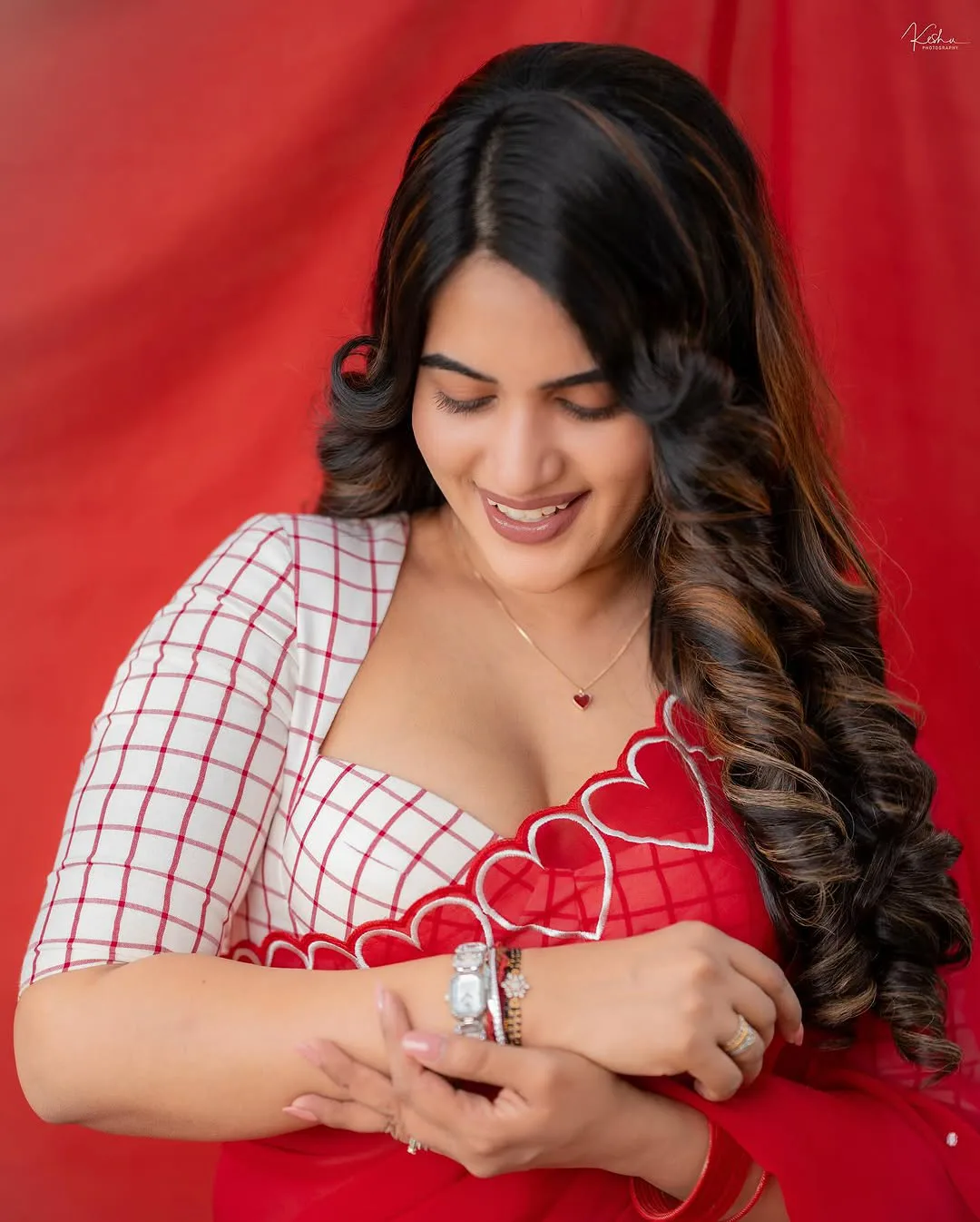 Anchor Sravanthi Chokarapu Mesmerizing Looks in Saree