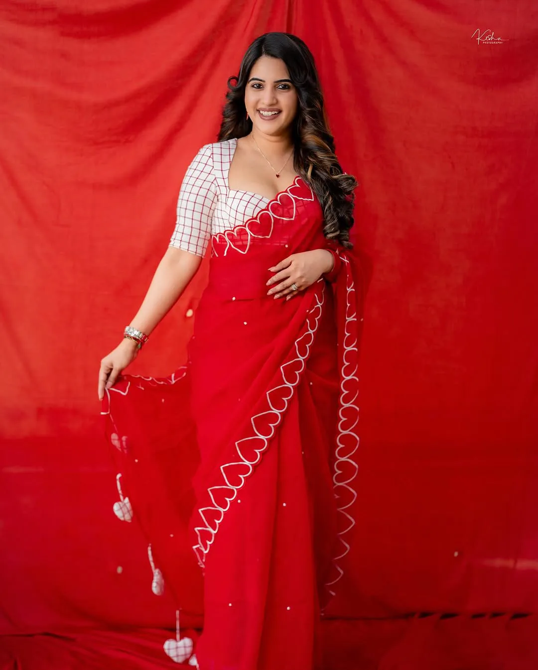 Anchor Sravanthi Chokarapu Mesmerizing Looks in Saree