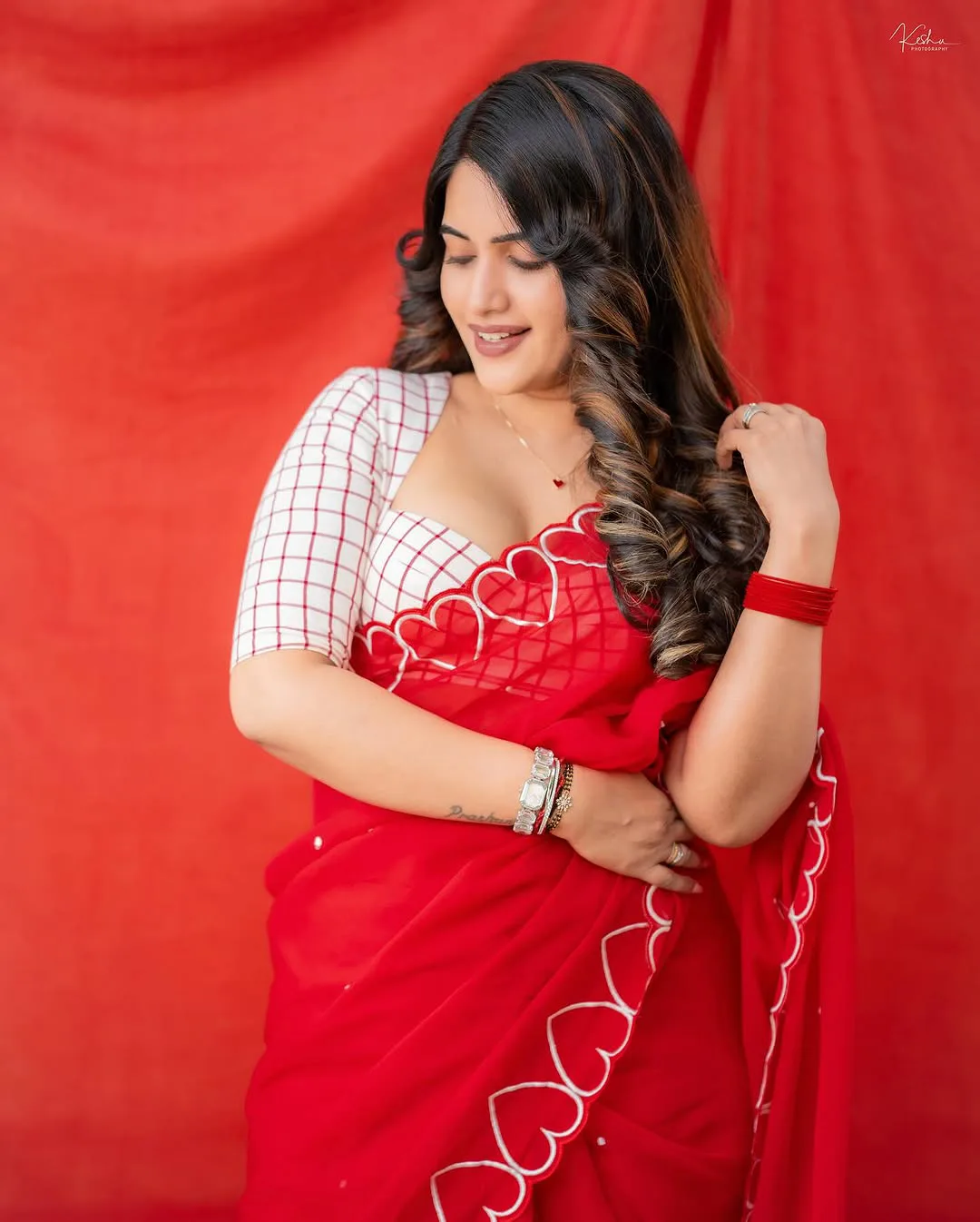 Anchor Sravanthi Chokarapu Mesmerizing Looks in Saree