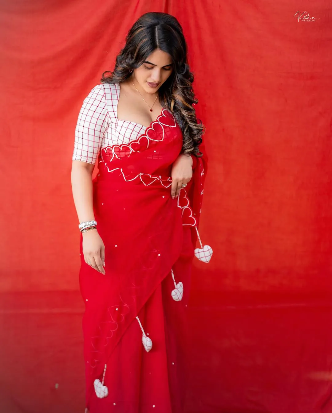 Anchor Sravanthi Chokarapu Mesmerizing Looks in Saree
