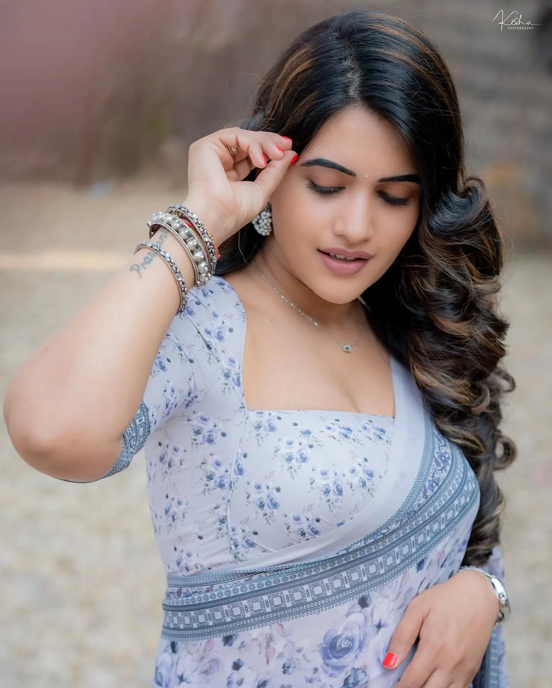 Anchor Sravanthi Chokarapu Mesmerizing Looks in Saree