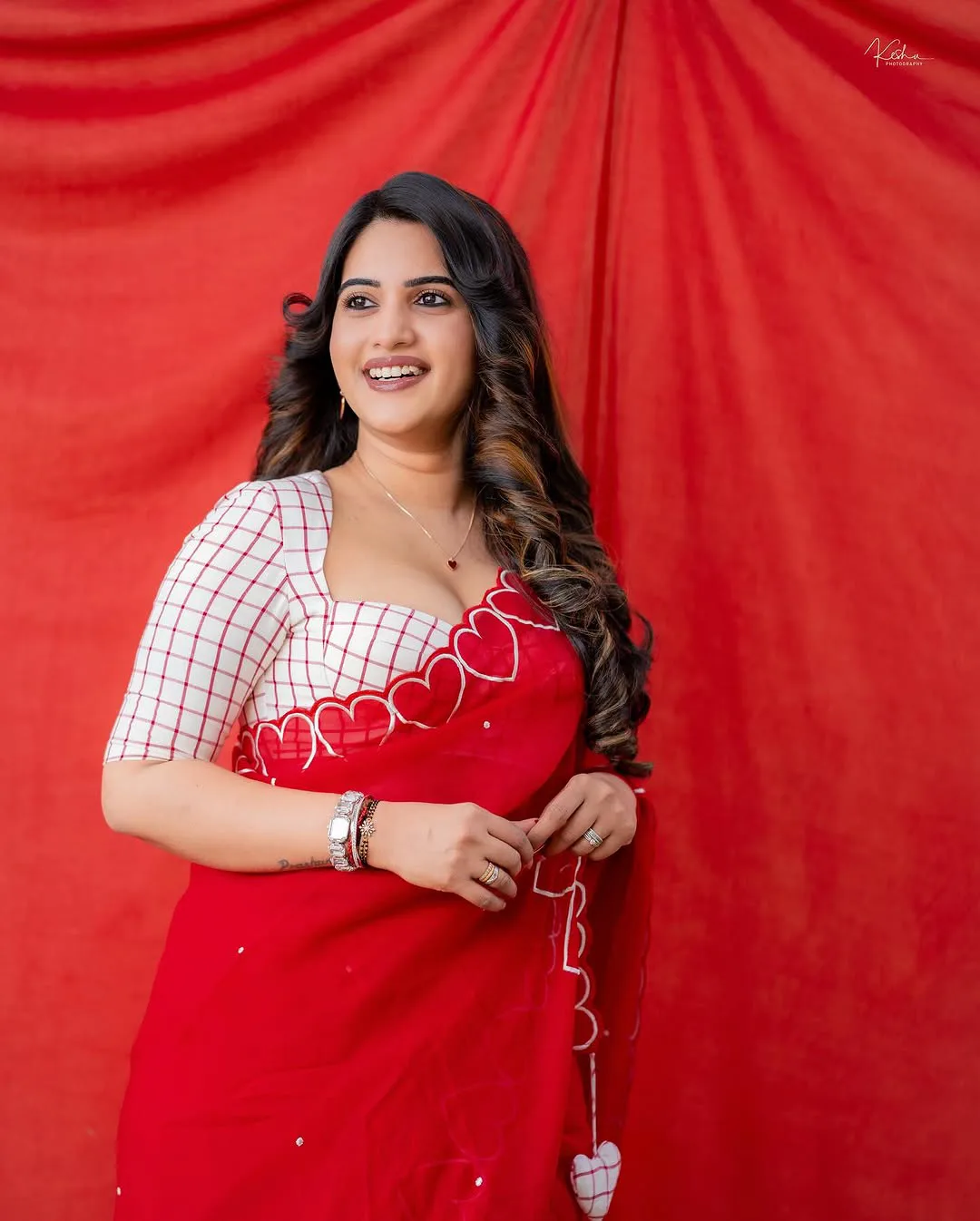 Anchor Sravanthi Chokarapu Mesmerizing Looks in Saree