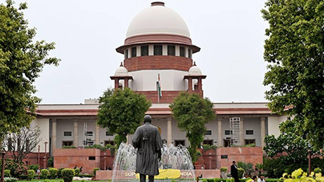 Supreme Court On Refugees: భారత్ ఏమీ ధర్మసత్రం కాదు, అందరికీ ఆశ్రయం ఇవ్వలేము, వెంటనే దేశం నుంచి వెళ్లిపోండి- శరణార్ధుల అంశంపై సుప్రీంకోర్టు సంచలన తీర్పు Supreme Court On Refugees: భారత్ ఏమీ ధర్మసత్రం కాదు, అందరికీ ఆశ్రయం ఇవ్వలేము, వెంటనే దేశం నుంచి వెళ్లిపోండి- శరణార్ధుల అంశంపై సుప్రీంకోర్టు సంచలన తీర్పు