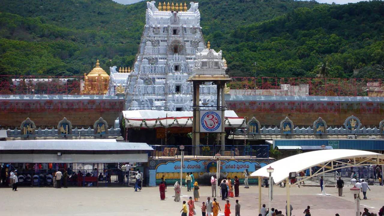 Tirumala: తిరుమల వెళ్లే భక్తులకు బిగ్ అలర్ట్.. రాత్రి 9.30 తరువాత ఆ రూట్లు బంద్ Tirumala: తిరుమల వెళ్లే భక్తులకు బిగ్ అలర్ట్.. రాత్రి 9.30 తరువాత ఆ రూట్లు బంద్