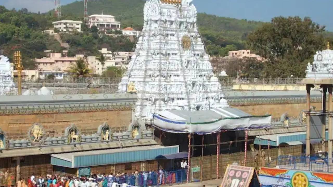 Tirumala: తిరుమల శ్రీవారి దర్శనం టోకెన్స్, టికెట్లు తీసుకున్నారా..? మీకు టీటీడీ నుంచి బిగ్ అలర్ట్.. Tirumala: తిరుమల శ్రీవారి దర్శనం టోకెన్స్, టికెట్లు తీసుకున్నారా..? మీకు టీటీడీ నుంచి బిగ్ అలర్ట్..