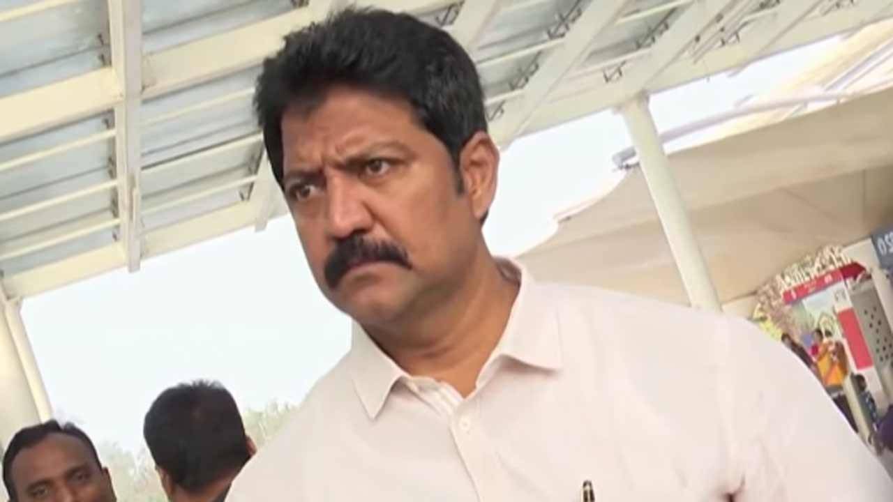 Vallabaneni Vamshi: వల్లభనేని వంశీకి మరో బిగ్ షాక్.. మూడు కేసులు నమోదు చేసిన పోలీసులు Vallabaneni Vamshi: వల్లభనేని వంశీకి మరో బిగ్ షాక్.. మూడు కేసులు నమోదు చేసిన పోలీసులు
