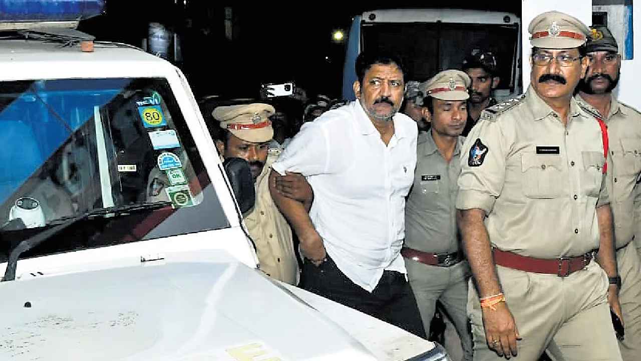 Vallabhaneni Vamsi: వల్లభనేని వంశీకి అస్వస్థత.. జైలు నుంచి ఆసుపత్రికి తరలింపు.. Vallabhaneni Vamsi: వల్లభనేని వంశీకి అస్వస్థత.. జైలు నుంచి ఆసుపత్రికి తరలింపు..