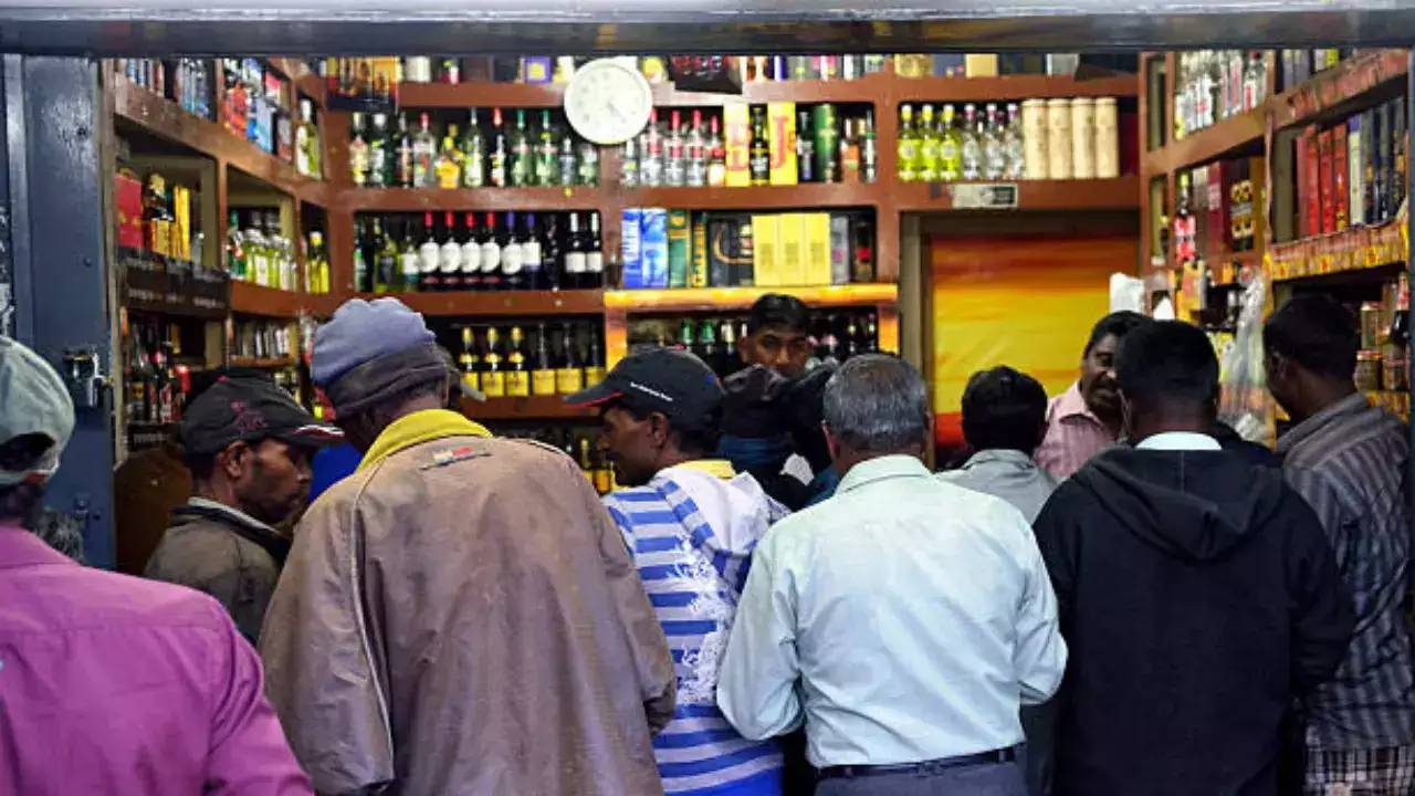 Wine Shops: మందుబాబులకు బ్యాడ్న్యూస్.. మూడ్రోజులు ఆ ప్రాంతాల్లో వైన్స్ బంద్.. ఎందుకంటే? Wine Shops: మందుబాబులకు బ్యాడ్న్యూస్.. మూడ్రోజులు ఆ ప్రాంతాల్లో వైన్స్ బంద్.. ఎందుకంటే?