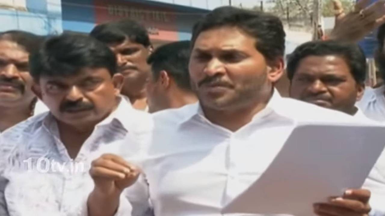 YS Jagan: జైలులో వల్లభనేని వంశీతో వైఎస్ జగన్ ములాఖత్.. మీడియాతో మాట్లాడుతూ సంచలన వ్యాఖ్యలు YS Jagan: జైలులో వల్లభనేని వంశీతో వైఎస్ జగన్ ములాఖత్.. మీడియాతో మాట్లాడుతూ సంచలన వ్యాఖ్యలు