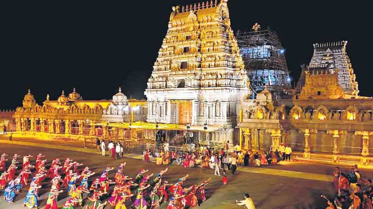 Yadagirigutta Temple: యాదగిరిగుట్ట స్వర్ణ విమాన గోపురం ప్రత్యేకతలు ఏమిటో తెలుసా..? దేశంలో మొదటిది.. Yadagirigutta Temple: యాదగిరిగుట్ట స్వర్ణ విమాన గోపురం ప్రత్యేకతలు ఏమిటో తెలుసా..? దేశంలో మొదటిది..