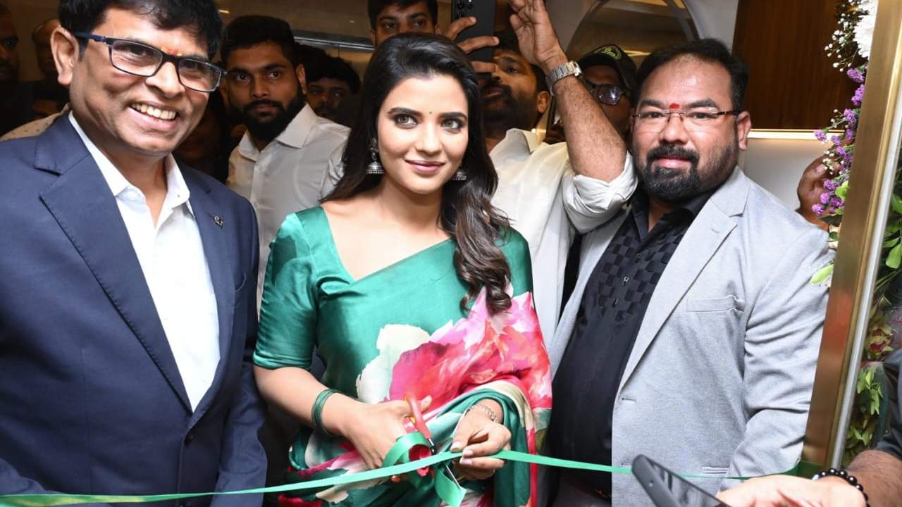 Aishwarya Rajesh : హెల్త్ కేర్ యూనిట్ ని ప్రారంభించిన సంక్రాంతికి వస్తున్నాం ఫేమ్ ఐశ్వర్య రాజేష్.. Aishwarya Rajesh : హెల్త్ కేర్ యూనిట్ ని ప్రారంభించిన సంక్రాంతికి వస్తున్నాం ఫేమ్ ఐశ్వర్య రాజేష్..