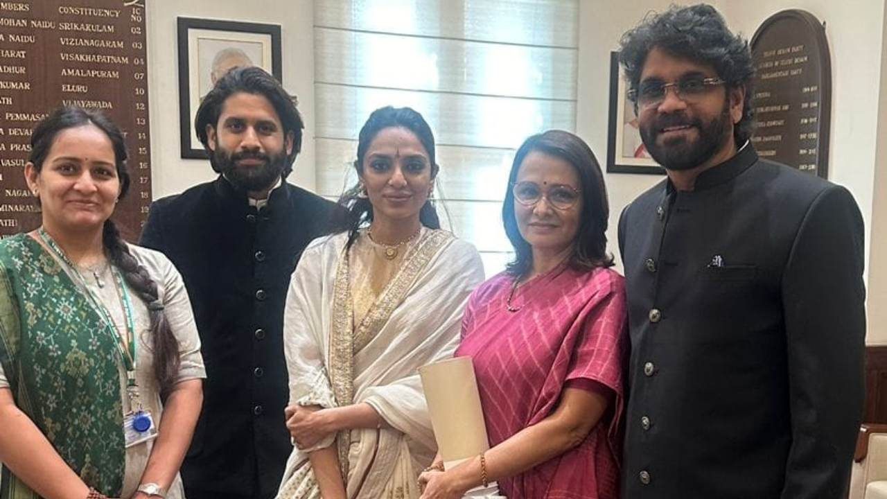 Akkineni Family : ఢిల్లీ టీడీపీ ఆఫీస్ లో అక్కినేని ఫ్యామిలీ.. ఫోటో వైరల్.. తండేల్ రిలీజ్ పెట్టుకొని భార్యతో ఢిల్లీకి నాగ చైతన్య.. Akkineni Family : ఢిల్లీ టీడీపీ ఆఫీస్ లో అక్కినేని ఫ్యామిలీ.. ఫోటో వైరల్.. తండేల్ రిలీజ్ పెట్టుకొని భార్యతో ఢిల్లీకి నాగ చైతన్య..
