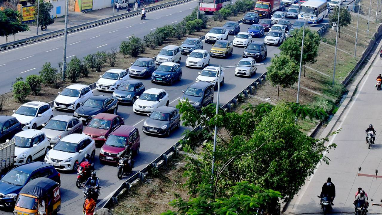 Traffic Restrictions: హైదరాబాద్ టు విజయవాడ, ఖమ్మం వెళ్లేవారికి బిగ్ అలర్ట్.. ట్రాఫిక్ రూట్స్ మళ్లించారు.. 5 రోజులు ఈ రూట్ లోనే వెళ్లాలి.. Traffic Restrictions: హైదరాబాద్ టు విజయవాడ, ఖమ్మం వెళ్లేవారికి బిగ్ అలర్ట్.. ట్రాఫిక్ రూట్స్ మళ్లించారు.. 5 రోజులు ఈ రూట్ లోనే వెళ్లాలి..