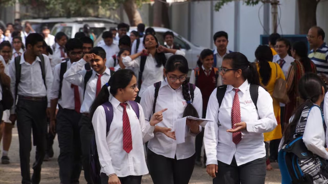CBSE guidelines: సీబీఎస్ఈ పరీక్షలు ప్రారంభం.. విద్యార్థులకు ముఖ్యమైన మార్గదర్శకాలు.. పాటించకుంటే చిక్కులు.. CBSE guidelines: సీబీఎస్ఈ పరీక్షలు ప్రారంభం.. విద్యార్థులకు ముఖ్యమైన మార్గదర్శకాలు.. పాటించకుంటే చిక్కులు..