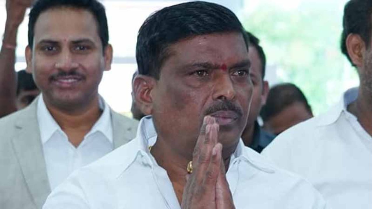 అసెంబ్లీ సెక్రటరీ నోటీసులు .. పార్టీ మారిన ఎమ్మెల్యేల కీలక సమావేశం.. ఏం జరుగుతోంది? అసెంబ్లీ సెక్రటరీ నోటీసులు .. పార్టీ మారిన ఎమ్మెల్యేల కీలక సమావేశం.. ఏం జరుగుతోంది?