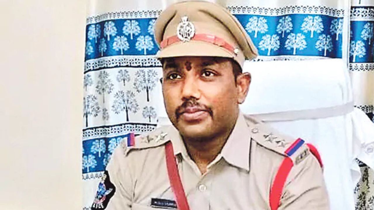 మేమున్నామంటూ ఎస్సై సత్యనారాయణమూర్తి ఫ్యామిలీని ఆదుకున్న స్నేహితులు మేమున్నామంటూ ఎస్సై సత్యనారాయణమూర్తి ఫ్యామిలీని ఆదుకున్న స్నేహితులు