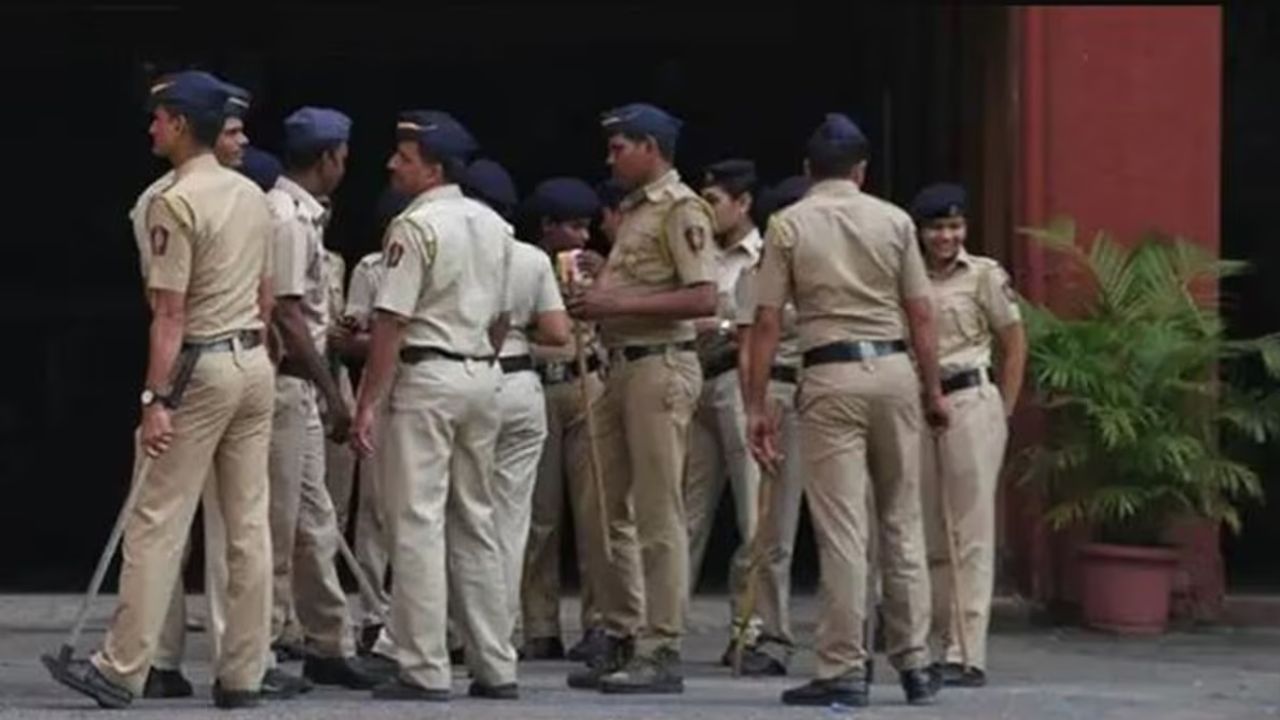 AP police: పోలీసులు ఎప్పుడూ లేటుగా వస్తారనుకుంటే తప్పే? కేవలం 6 నిమిషాల్లో అలా వెళ్లి, ఇలా ప్రాణాలు కాపాడారు.. AP police: పోలీసులు ఎప్పుడూ లేటుగా వస్తారనుకుంటే తప్పే? కేవలం 6 నిమిషాల్లో అలా వెళ్లి, ఇలా ప్రాణాలు కాపాడారు..