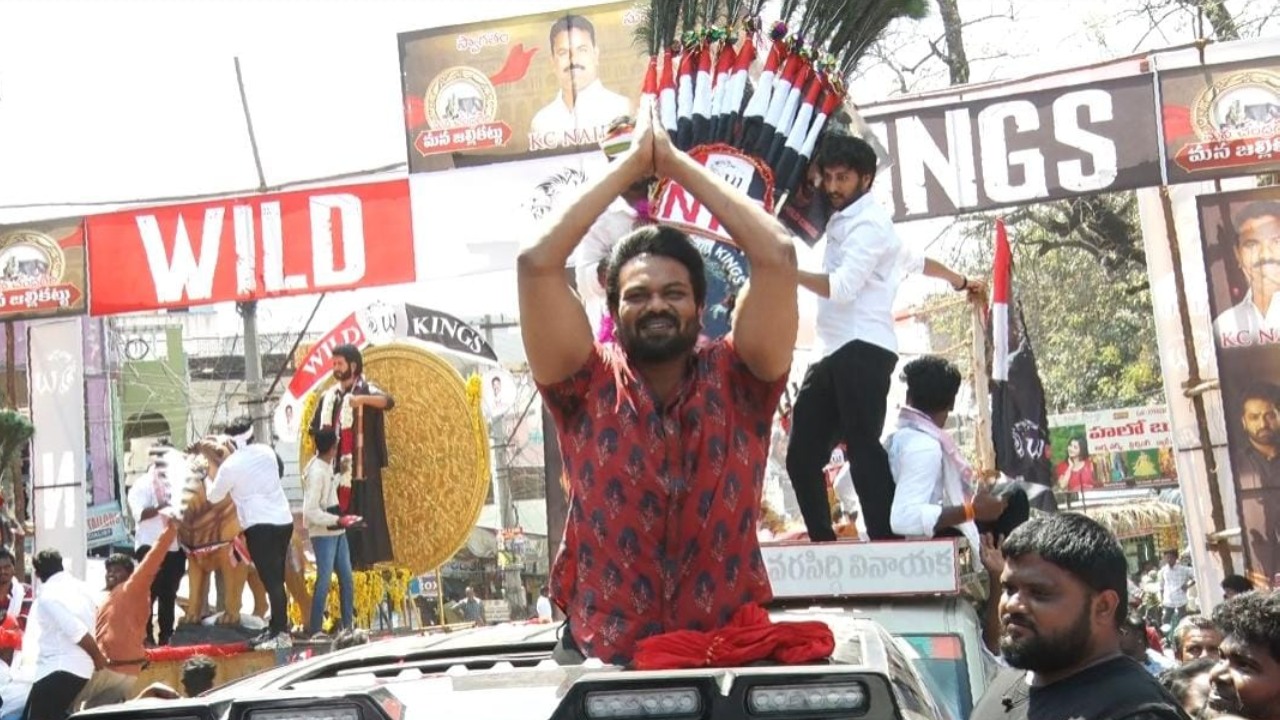 Manchu Manoj : చంద్రగిరిలో మంచుమనోజ్.. జల్లికట్టు వేడుకలకు గెస్ట్ గా.. గ్రాండ్ వెల్కమ్ చెప్పిన ఎన్టీఆర్ ఫ్యాన్స్.. Manchu Manoj : చంద్రగిరిలో మంచుమనోజ్.. జల్లికట్టు వేడుకలకు గెస్ట్ గా.. గ్రాండ్ వెల్కమ్ చెప్పిన ఎన్టీఆర్ ఫ్యాన్స్..