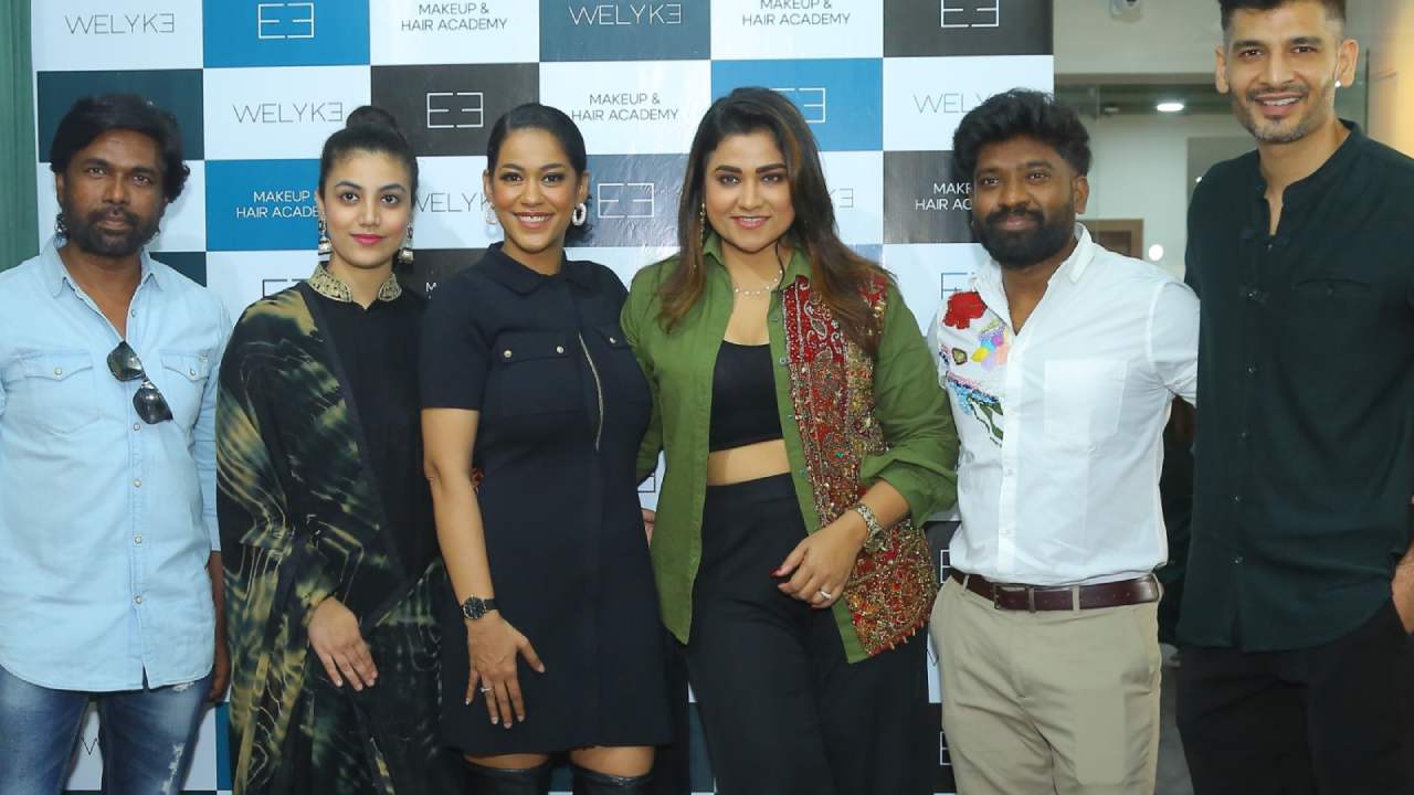 Mumaith Khan : కొత్త బిజినెస్ లోకి ముమైత్ ఖాన్.. హైదరాబాద్ లో మేకప్ అండ్ హెయిర్ అకాడమీ.. Mumaith Khan : కొత్త బిజినెస్ లోకి ముమైత్ ఖాన్.. హైదరాబాద్ లో మేకప్ అండ్ హెయిర్ అకాడమీ..