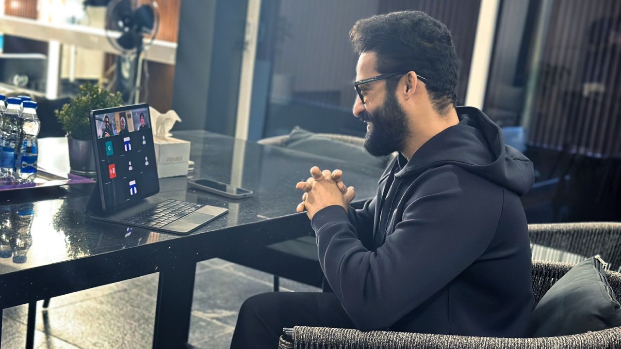 NTR – Devara : జపాన్ లో ‘దేవర’ రిలీజ్.. ప్రమోషన్స్ కోసం మళ్ళీ జపాన్ వెళ్తున్న ఎన్టీఆర్.. ఫొటో వైరల్.. NTR – Devara : జపాన్ లో ‘దేవర’ రిలీజ్.. ప్రమోషన్స్ కోసం మళ్ళీ జపాన్ వెళ్తున్న ఎన్టీఆర్.. ఫొటో వైరల్..