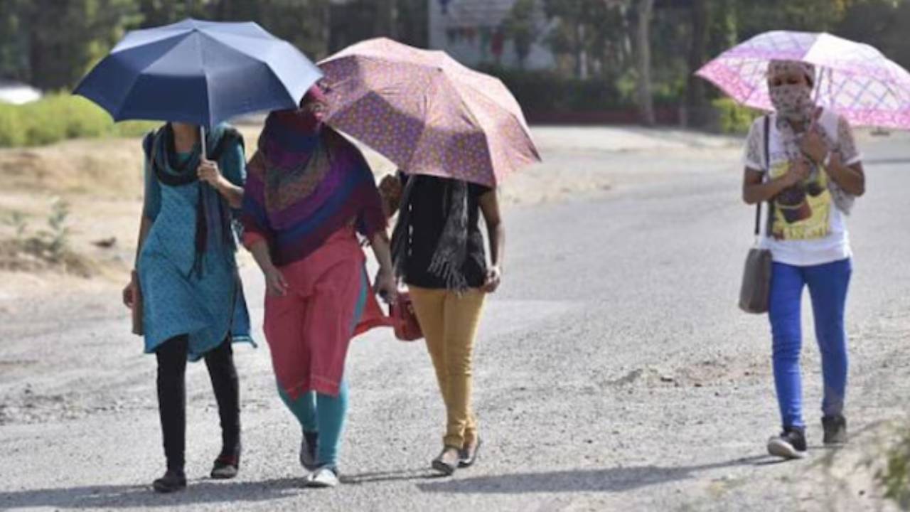 Weather Update: డేంజర్ బెల్స్.. ఐదు రోజులు జాగ్రత్త.. ఆ సమయాల్లో బయటకు రావొద్దు.. వాతావరణ శాఖ హెచ్చరికలు Weather Update: డేంజర్ బెల్స్.. ఐదు రోజులు జాగ్రత్త.. ఆ సమయాల్లో బయటకు రావొద్దు.. వాతావరణ శాఖ హెచ్చరికలు