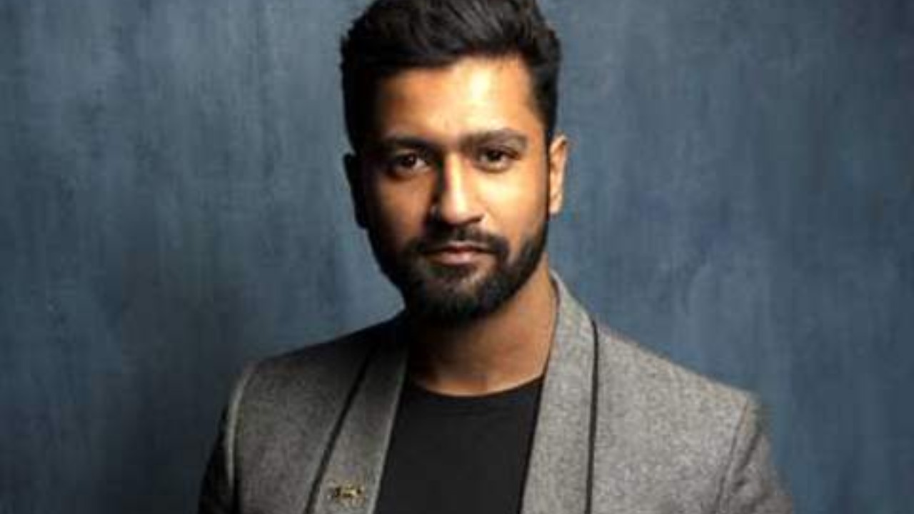 Vicky Kaushal : సినిమా కోసం ఇసుక అక్రమ తవ్వకాలు రియల్ గా షూట్ చేద్దామని వెళ్లి.. 500 మందికి చిక్కిన హీరో.. Vicky Kaushal : సినిమా కోసం ఇసుక అక్రమ తవ్వకాలు రియల్ గా షూట్ చేద్దామని వెళ్లి.. 500 మందికి చిక్కిన హీరో..