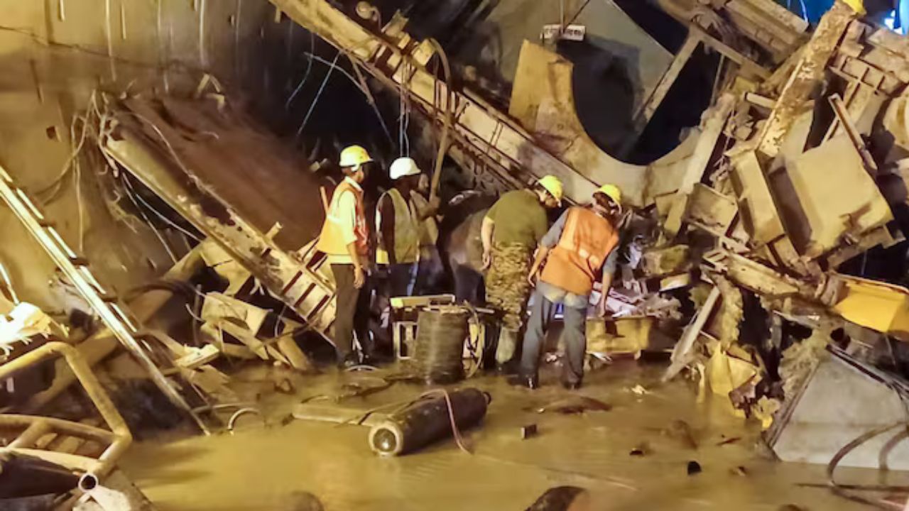 Telangana tunnel collapse: కేరళ నుంచి క్యాడవర్ డాగ్స్.. టన్నెల్లోకి సింగరేణి, ఎన్డీఆర్ఎఫ్ బృందాలు Telangana tunnel collapse: కేరళ నుంచి క్యాడవర్ డాగ్స్.. టన్నెల్లోకి సింగరేణి, ఎన్డీఆర్ఎఫ్ బృందాలు