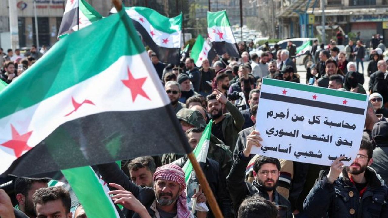 Syria: సిరియాలో ప్రతీకారదాడులు.. 1,000 మంది మృతి.. ఏం జరుగుతోందంటే? Syria: సిరియాలో ప్రతీకారదాడులు.. 1,000 మంది మృతి.. ఏం జరుగుతోందంటే?
